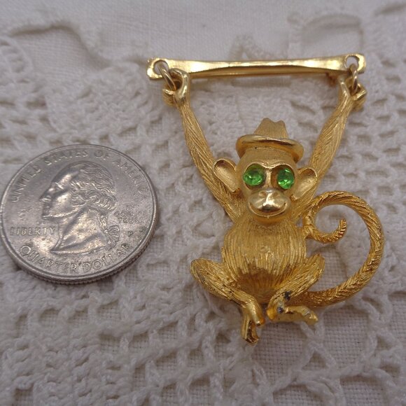 Vintage MANDLE Gold Tone Articulated Swinging MONKEY BROOCH - Picture 2 of 6